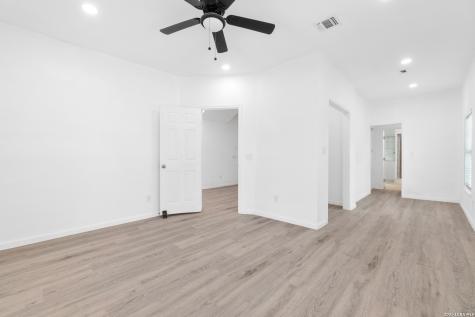 323 Lakeside Lakehills TX 78063