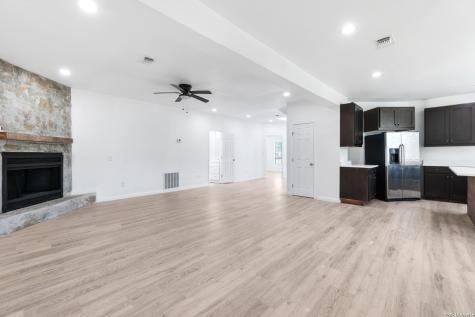 323 Lakeside Lakehills TX 78063