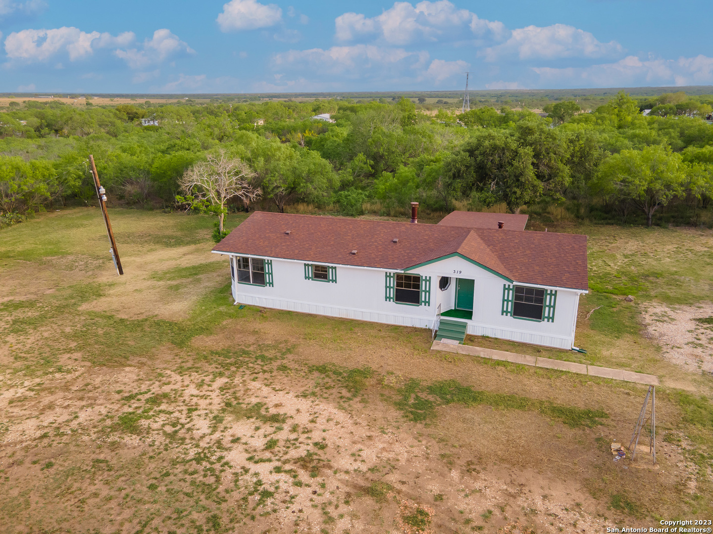 319 South Trail Pleasanton TX 78064