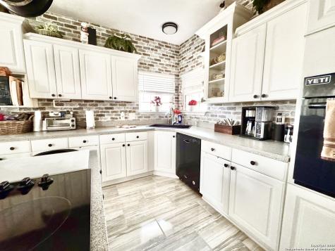 325 Eagle Ridge Floresville TX 78114