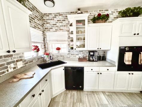 325 Eagle Ridge Floresville TX 78114
