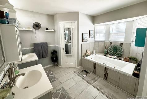 325 Eagle Ridge Floresville TX 78114