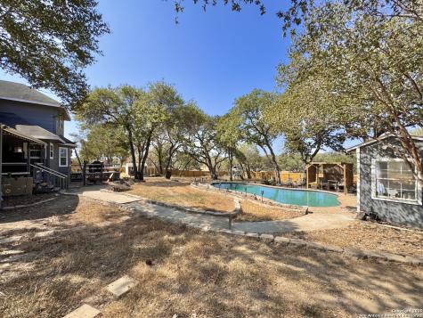 325 Eagle Ridge Floresville TX 78114