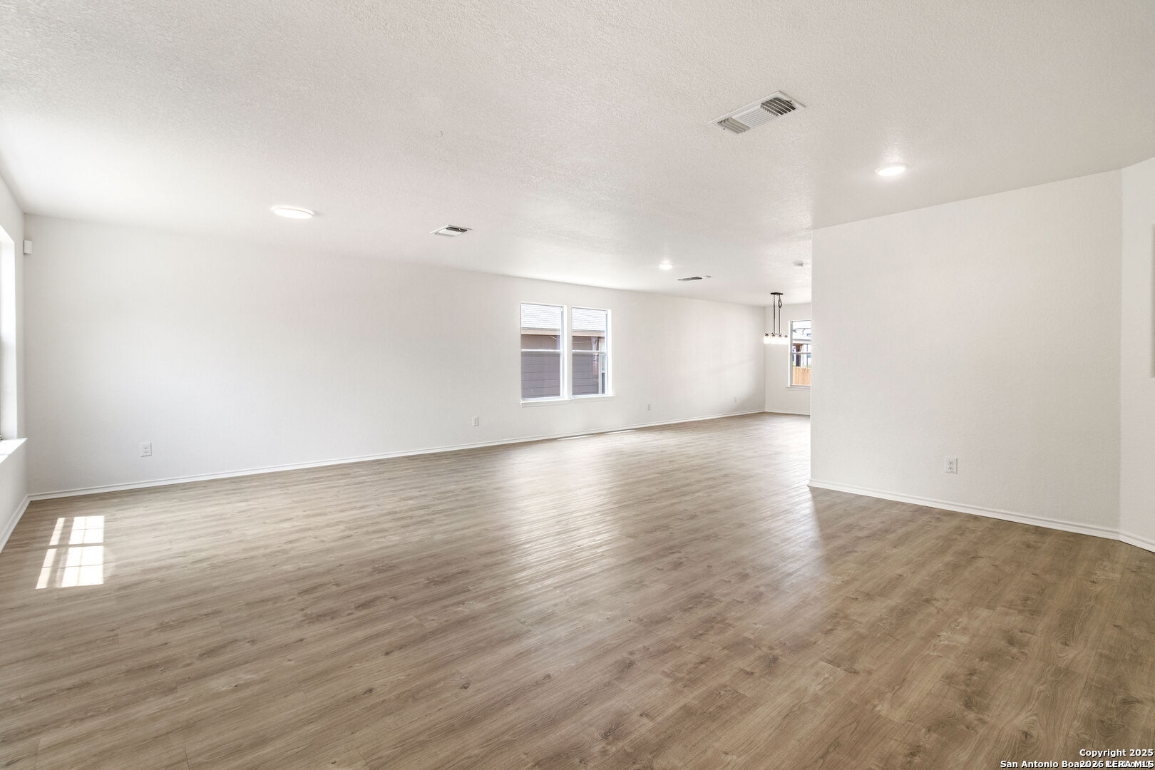 5015 Badland Beacon Converse TX 78109