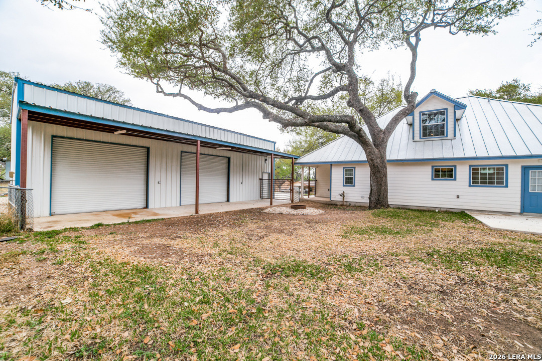 325 Sollock Devine TX 78016