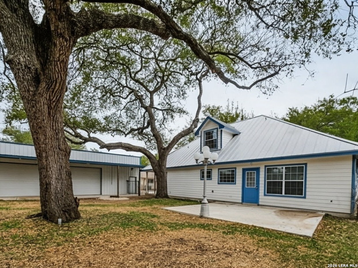 325 Sollock Devine TX 78016