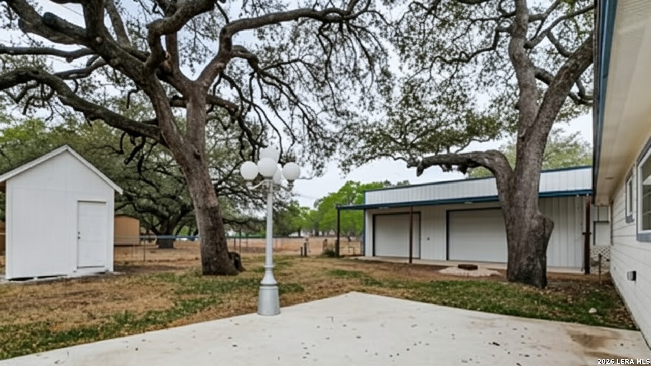 325 Sollock Devine TX 78016