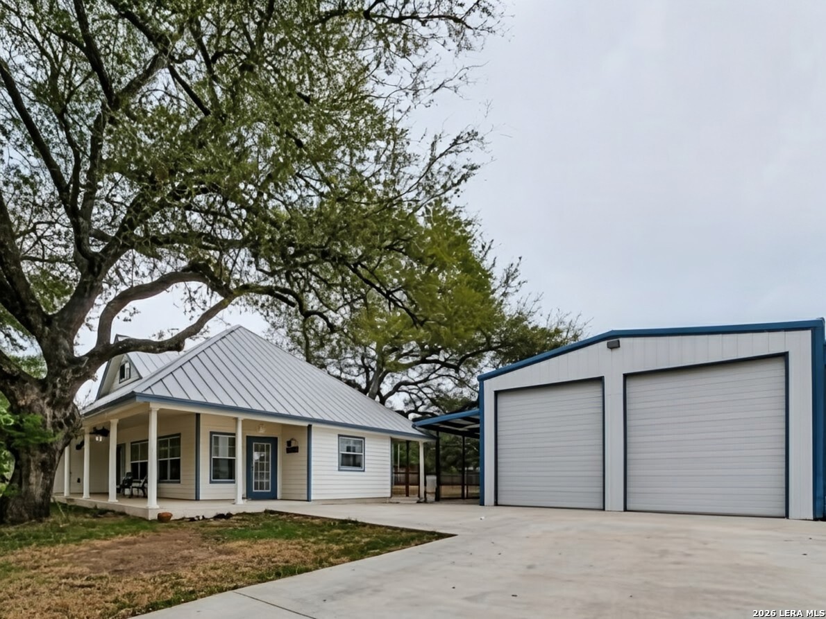 325 Sollock Devine TX 78016