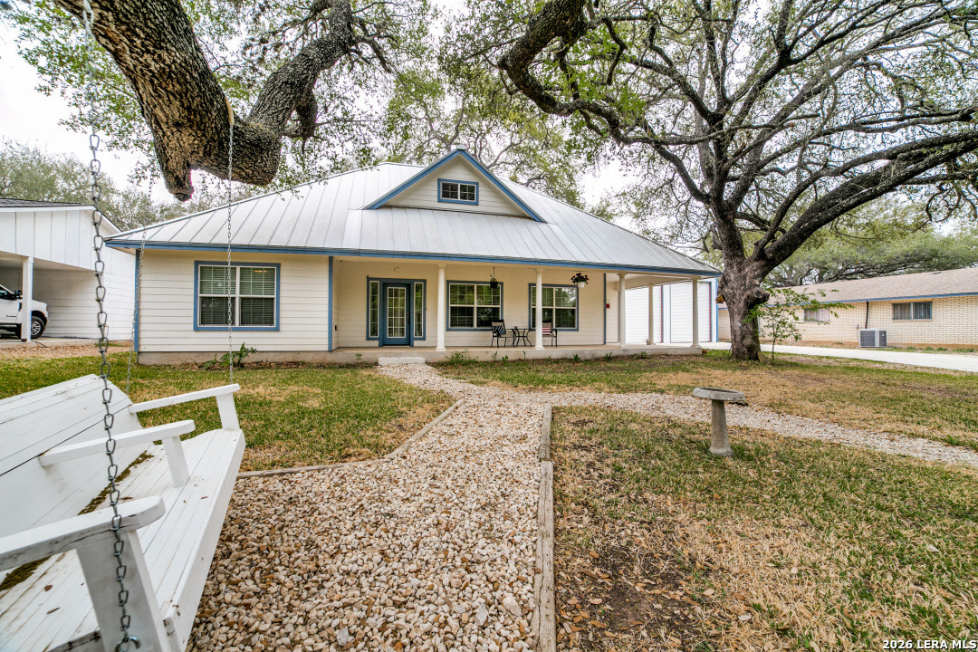 325 Sollock Devine TX 78016