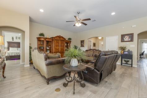 133 Grand View Floresville TX 78114