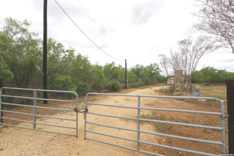 1186 Us Highway 181 Floresville TX 78114