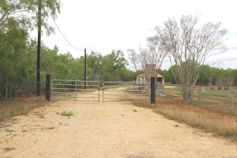 1186 Us Highway 181 Floresville TX 78114