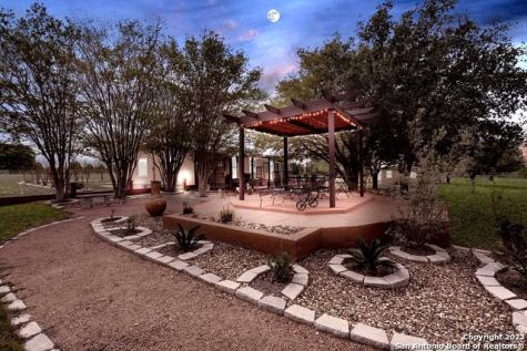 111 Misty Bend Floresville TX 78114