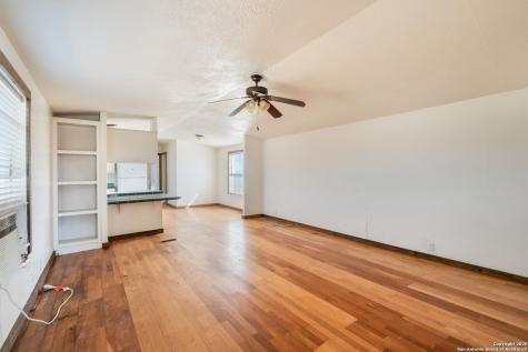 985 County Road 307 Jourdanton TX 78026