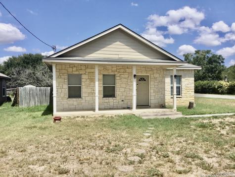 521 N Upson Drive Devine TX 78016