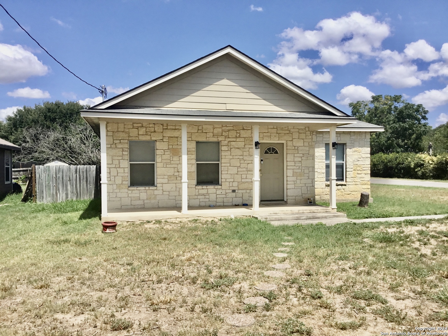 521 N Upson Drive Devine TX 78016