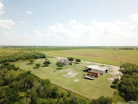 788 County Road 140 Floresville TX 78114