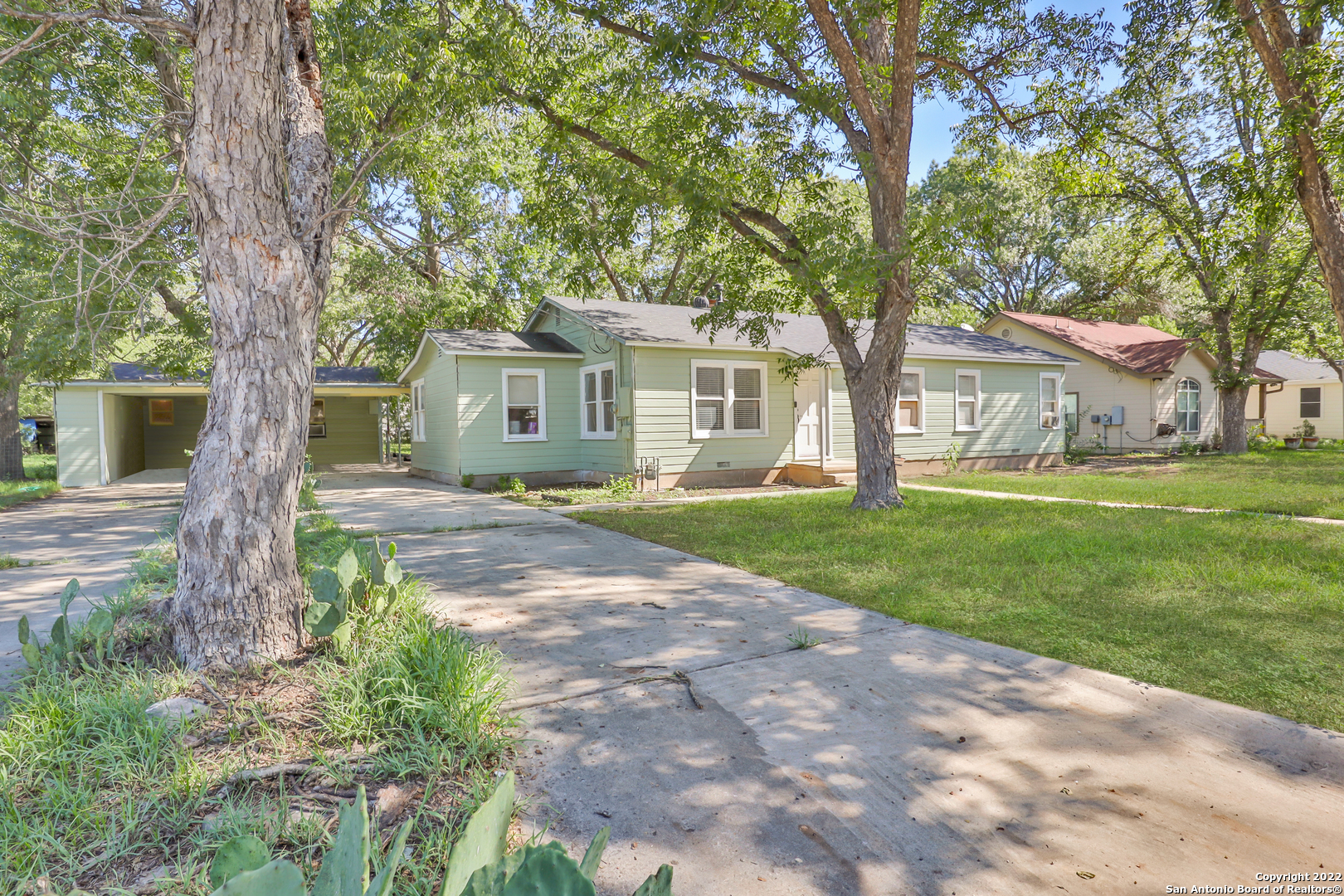 1112 30th Street Hondo TX 78861