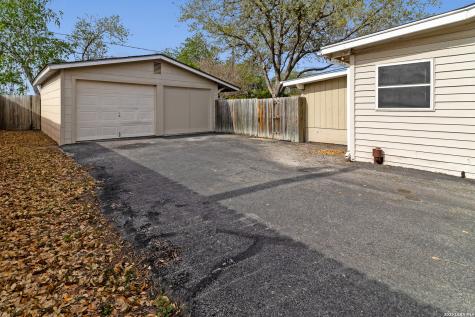 1411 E Corpus Christi Street Beeville TX 78102