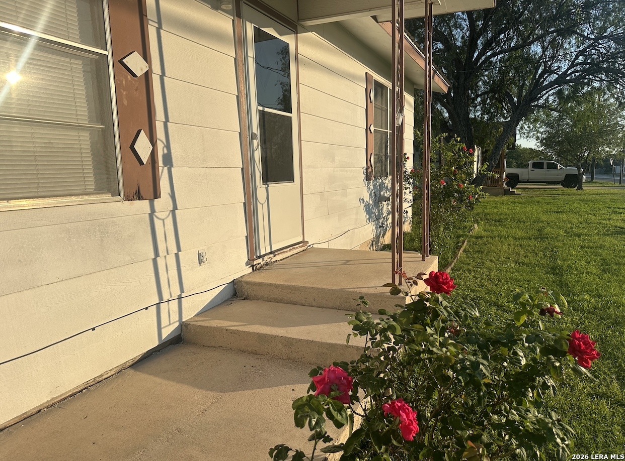 608 E Westmeyer Street Poth TX 78147