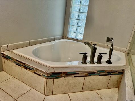 437 Sagecrest Hollywood Park TX 78232