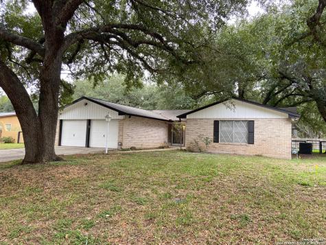 1906 Arrowhead Street Floresville TX 78114
