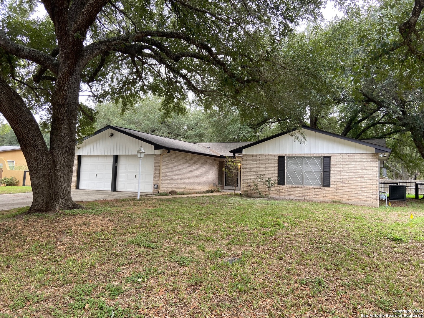 1906 Arrowhead Street Floresville TX 78114