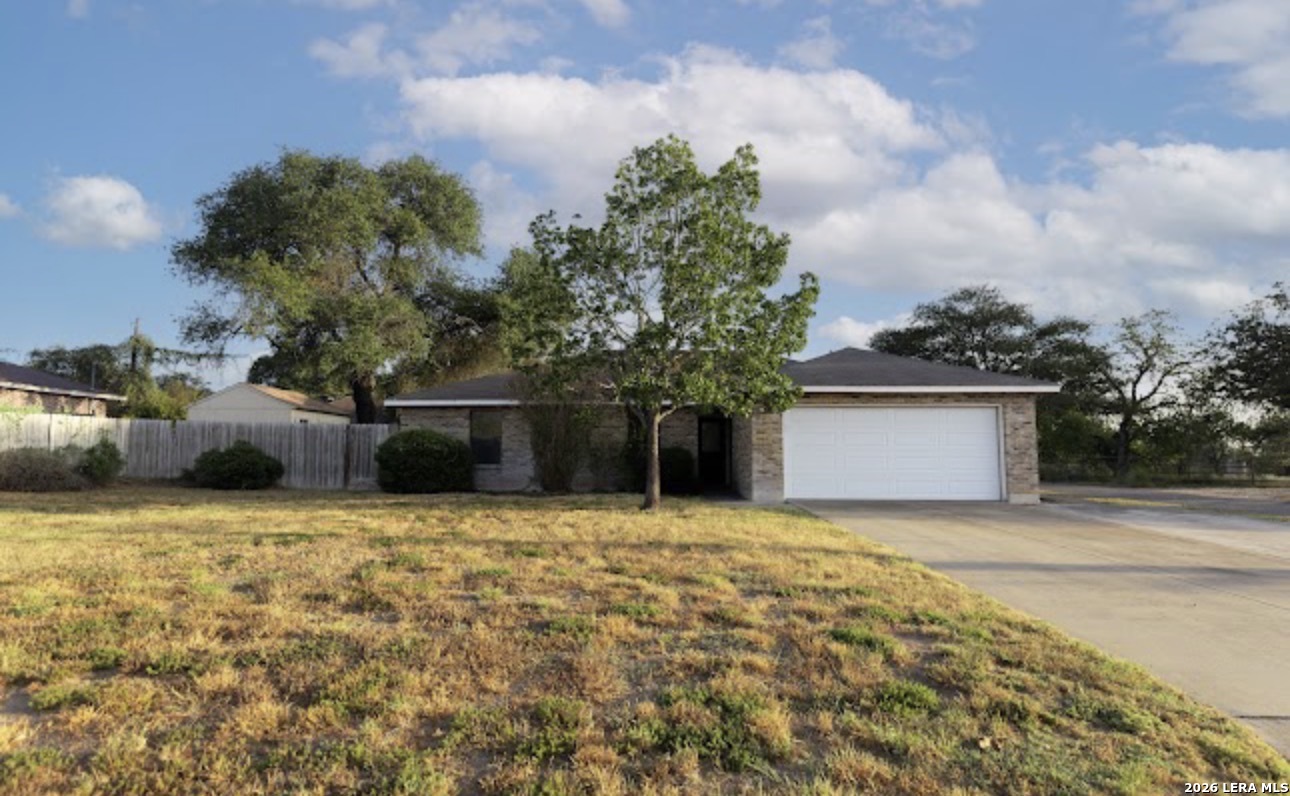 302 Bain Drive Devine TX 78016