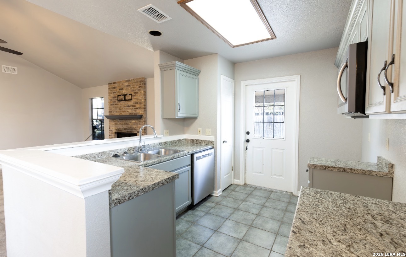 302 Bain Drive Devine TX 78016