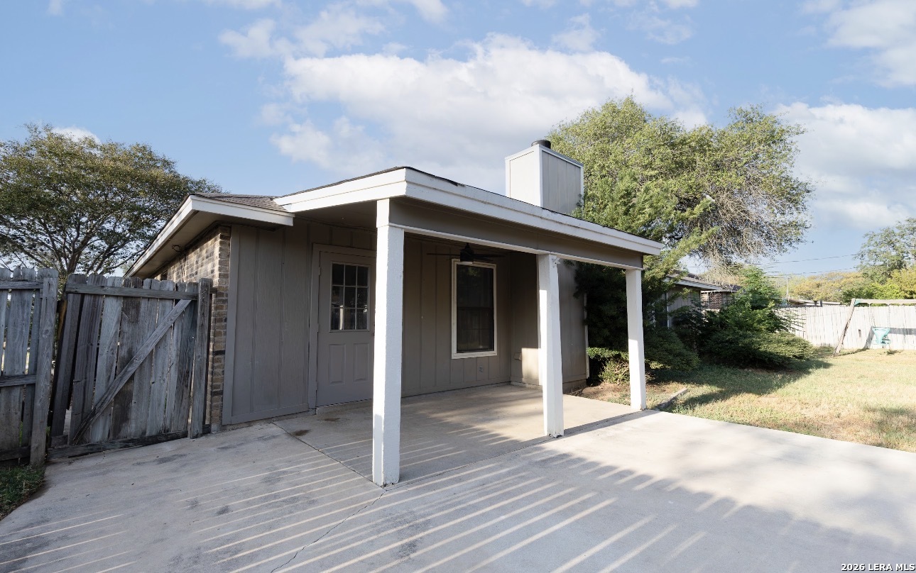 302 Bain Drive Devine TX 78016