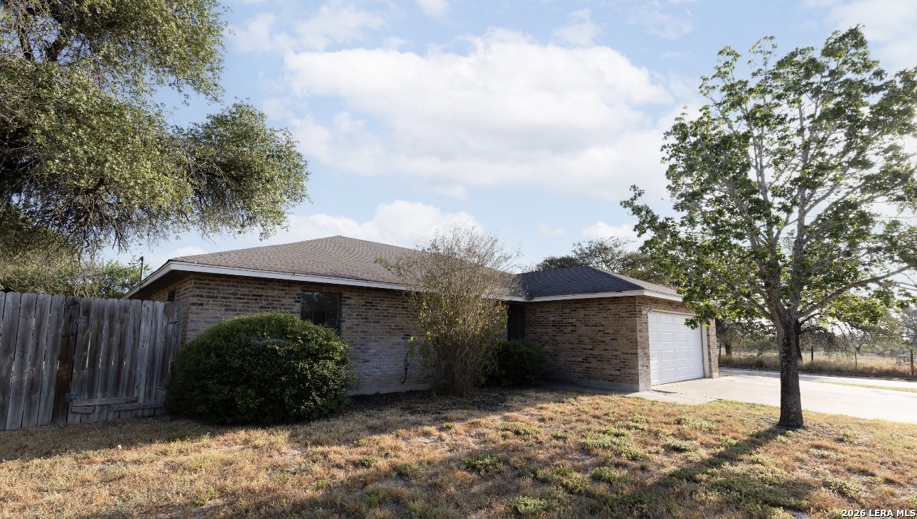 302 Bain Drive Devine TX 78016