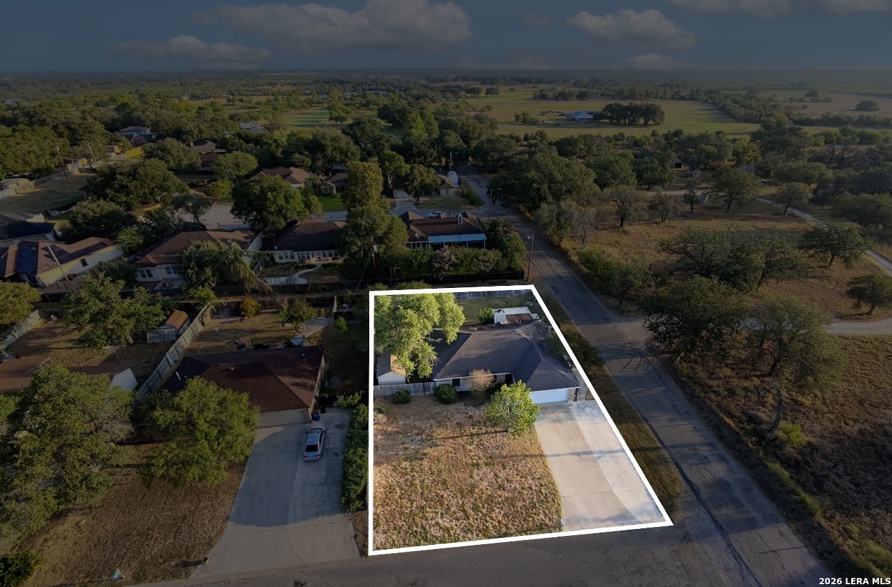 302 Bain Drive Devine TX 78016