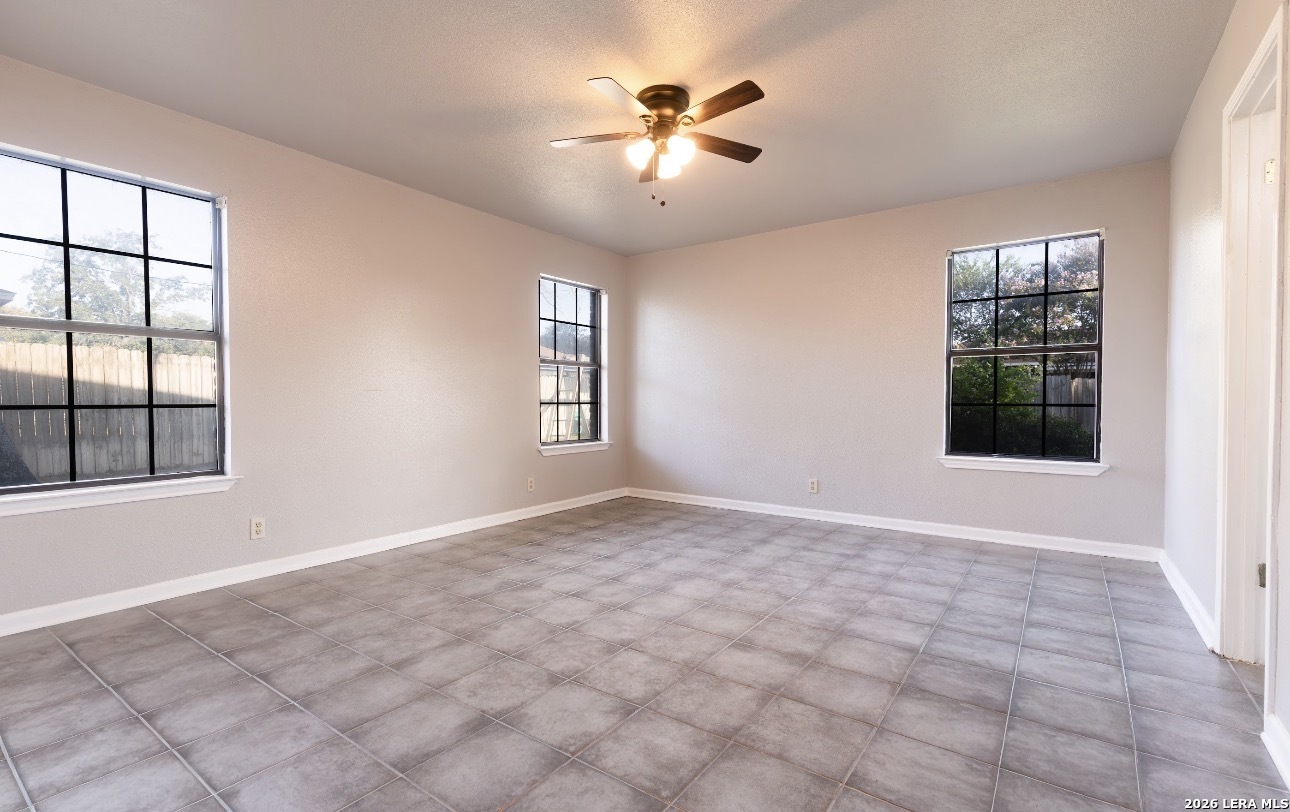 302 Bain Drive Devine TX 78016