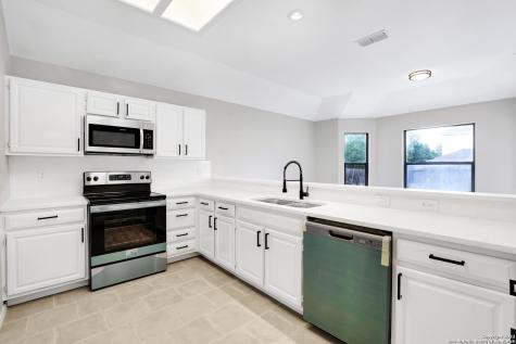 9218 Shadow Crest Drive Converse TX 78109