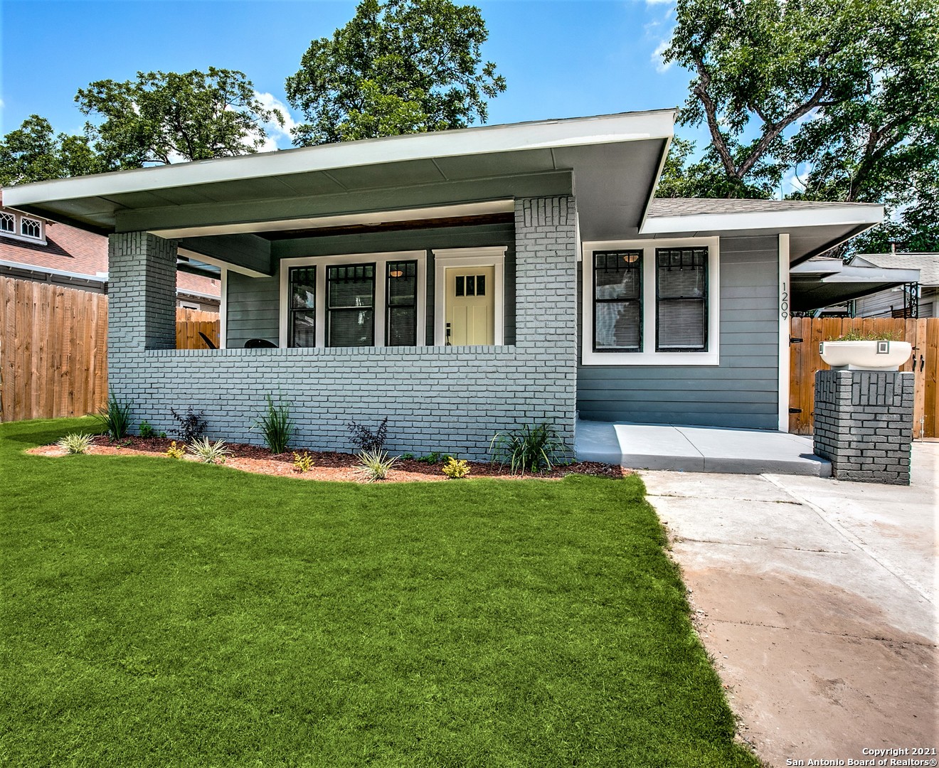 1209 W Russell Place San Antonio TX 78201