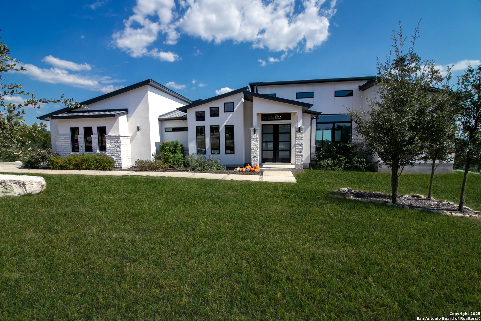 1273 County Road 2801 E Mico TX 78056