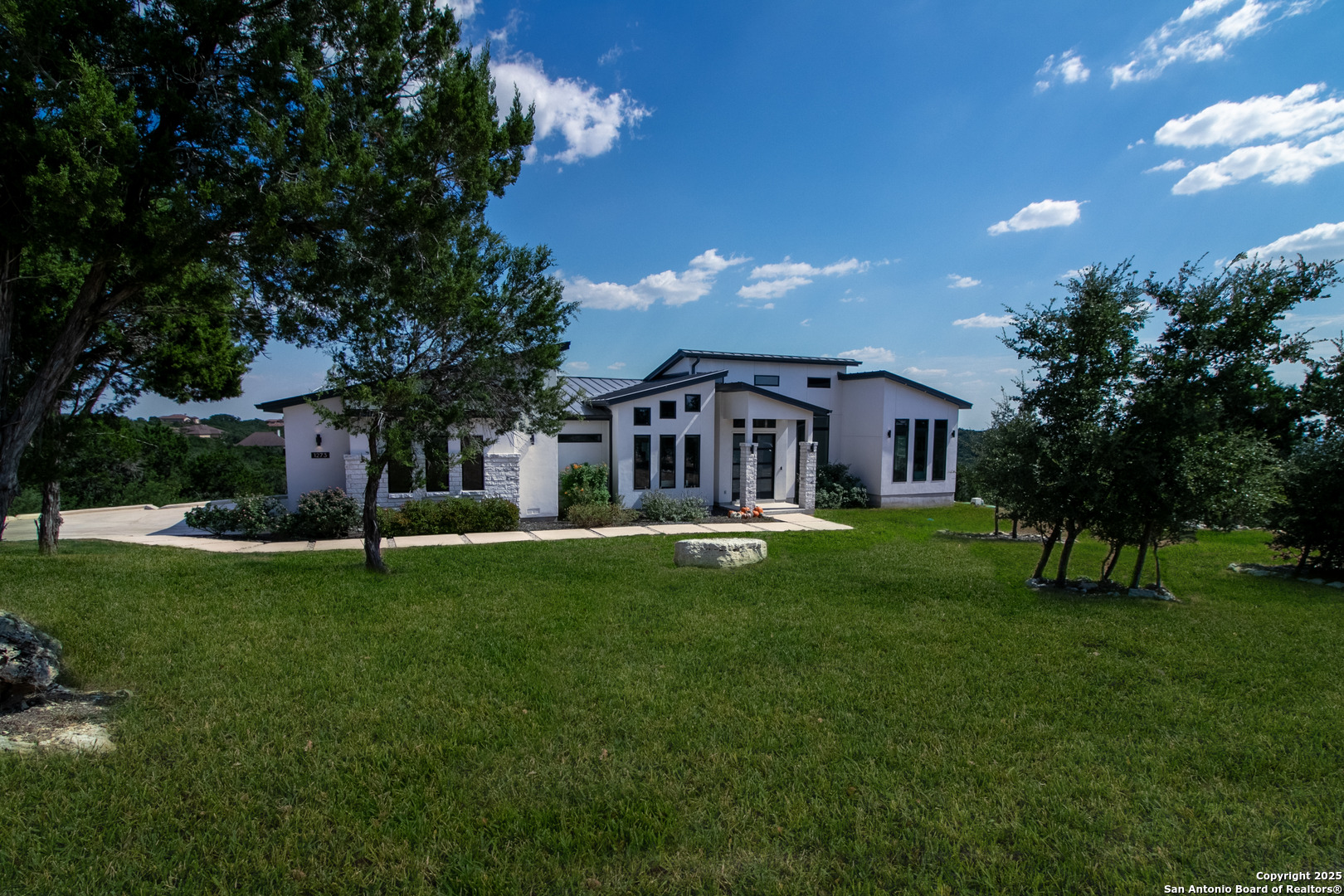 1273 County Road 2801 E Mico TX 78056