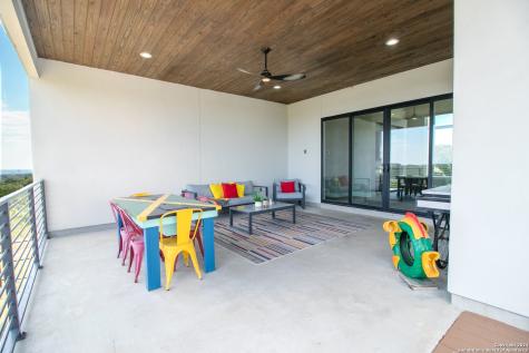 1273 County Road 2801 E Mico TX 78056
