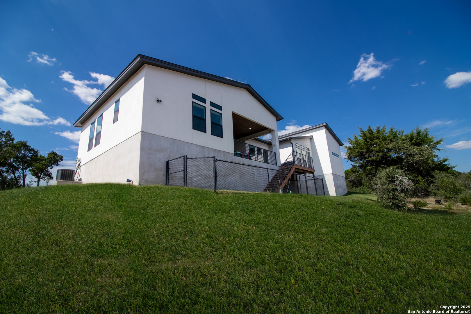 1273 County Road 2801 E Mico TX 78056