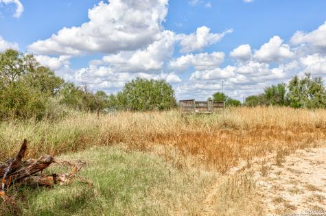 1160 W Highway 85 Dilley TX 78017