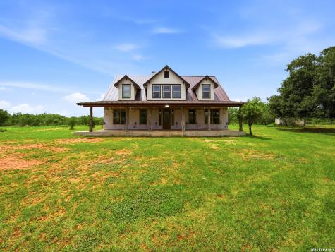 1253 County Road 7421 Yancey TX 78886
