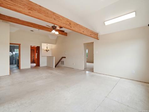 1253 County Road 7421 Yancey TX 78886