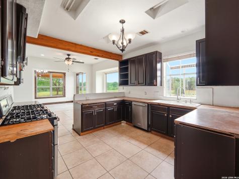 1253 County Road 7421 Yancey TX 78886