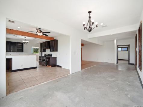 1253 County Road 7421 Yancey TX 78886