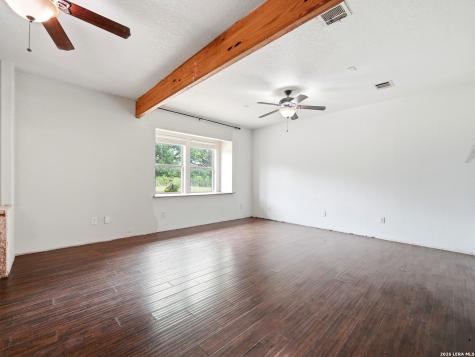 1253 County Road 7421 Yancey TX 78886
