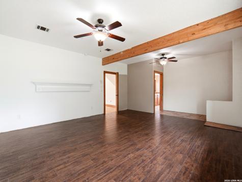 1253 County Road 7421 Yancey TX 78886