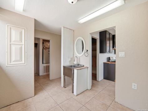 1253 County Road 7421 Yancey TX 78886