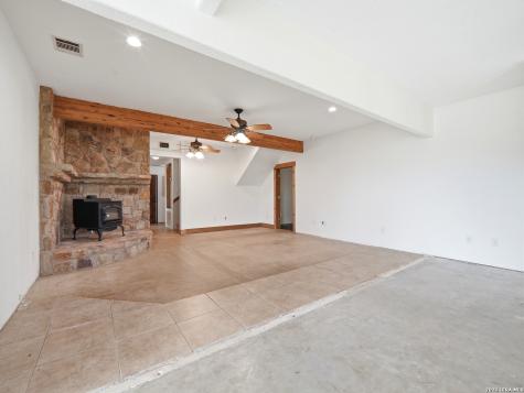 1253 County Road 7421 Yancey TX 78886