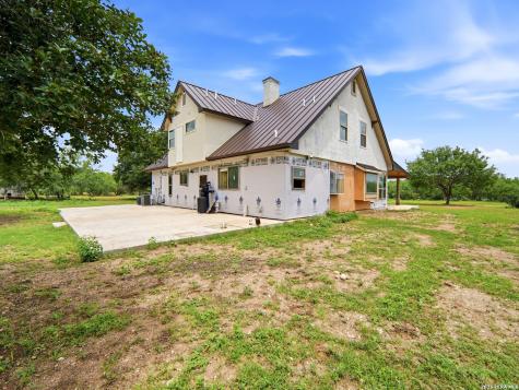 1253 County Road 7421 Yancey TX 78886