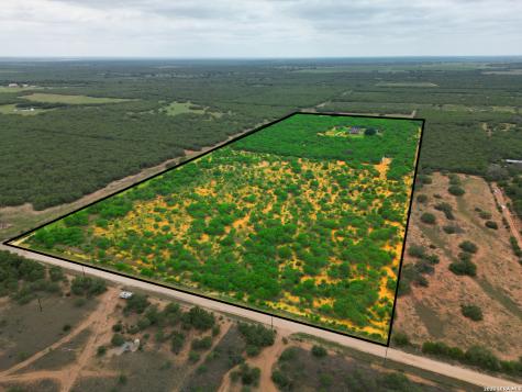 1253 County Road 7421 Yancey TX 78886